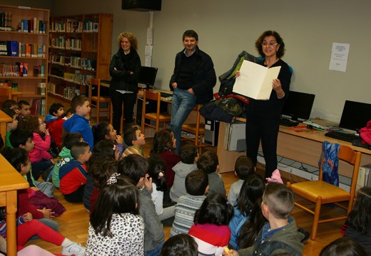 O alcalde de Ordes recibe aos nenos e nenas do colexio Campomaior na súa visita á biblioteca municipal